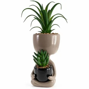 Figura en tono beige con una maceta negra – Concepts Life