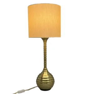 Lámpara de mesa con base metálica y pantalla beige – Concepts Life